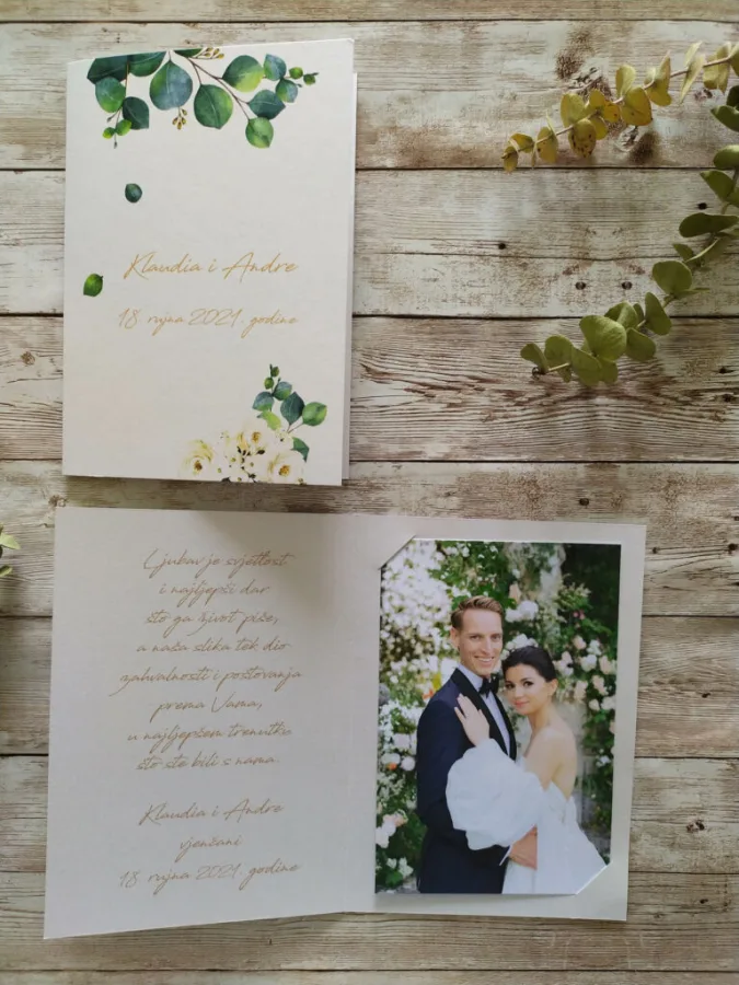 Zahvalnica za vjenčanje s fotografijom mladenaca i porukom za goste.