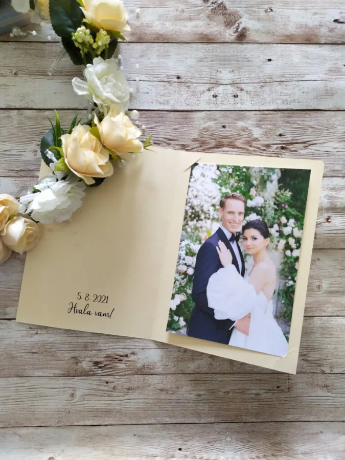 Fotografija mladenaca kao zahvalnica za vjenčanje u obliku čestitke.