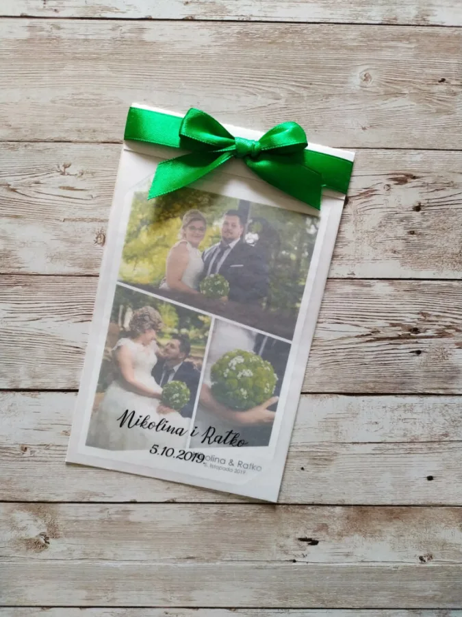 Fotografija mladenica kao zahvalnica za goste s zelenom mašnom na vrhu.