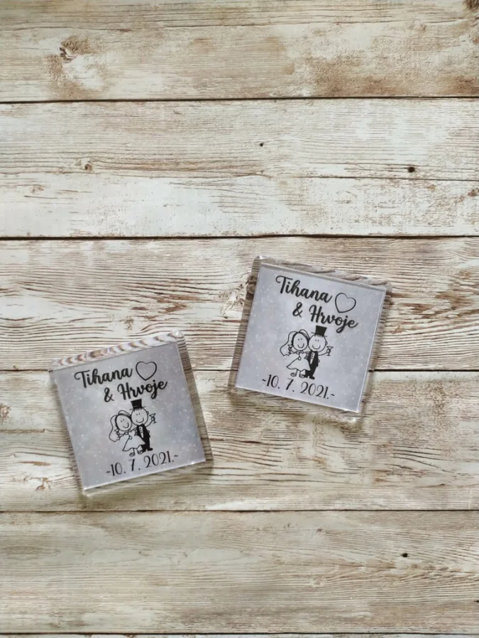 Magneti zahvalnice za vjenčanje s imenima mladenaca i datumom vjenčanja.