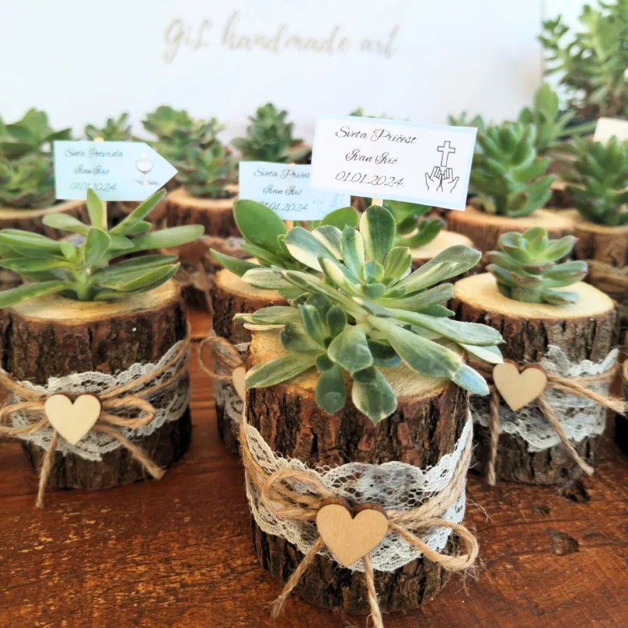 Zahvalnice za vjenčanje od drveta s čuvarkućom.