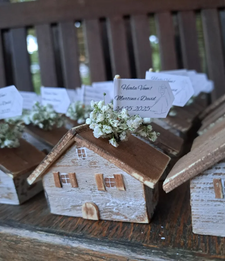 Unikatna zahvalnice od drveta u obliku kučice.