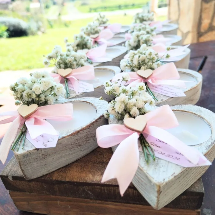 Unikatna zahvalnice za vjenčanje od drveta u obliku srca s malim buketom cvijeća.