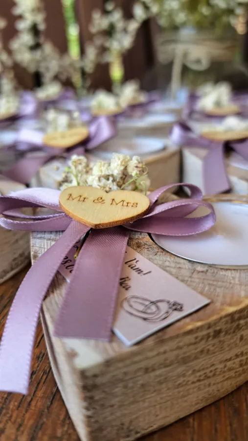 Slika iz blizine zahvalnice od drveta na kojem piše Mr&Mrs.