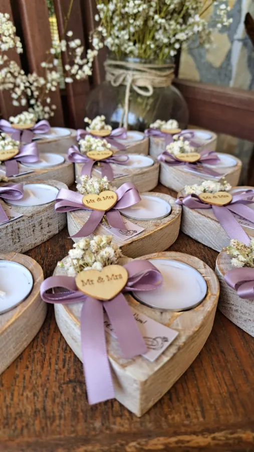 Ručno rađene zahvalnice od drveta u obliku srca sa svijećom.